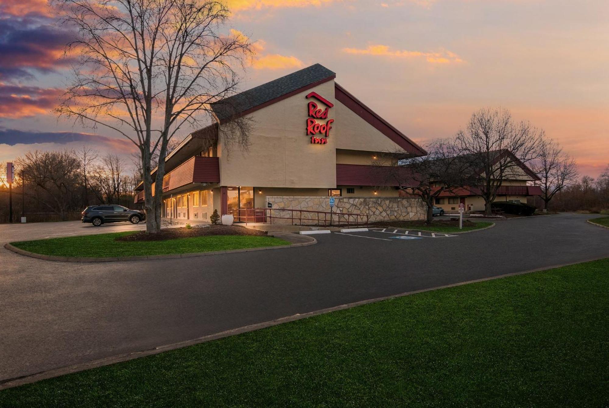 Red Roof Inn Enfield Exterior photo
